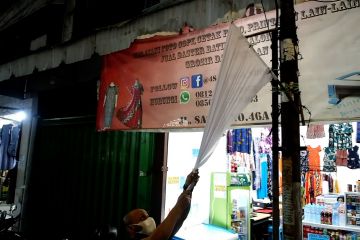 Pengibar turunkan bendera putih di Ampel Surabaya
