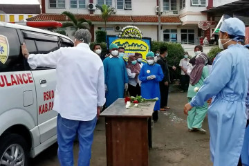 Dokter RSUD Berkah meninggal, Bupati Pandeglang beri penghormatan