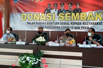 Pemberian bansos untuk warga terdampak pandemi di berbagai daerah