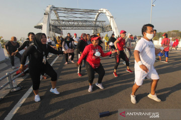 Berolahraga di kawasan Jembatan Suroboyo