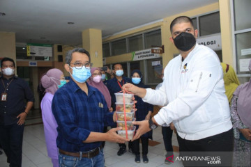 Nasdem Jabar bagikan ribuan paket makanan selama pandemi COVID-19