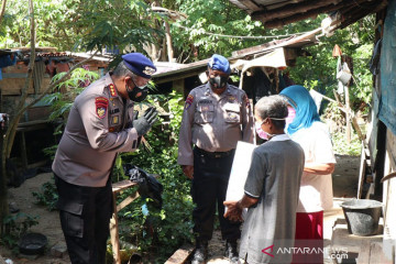 Ditpolair Polda Sumbar salurkan bantuan sosial pada masyarakat pesisir