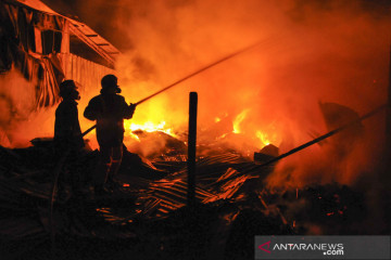 Kebakaran gudang dan kios pedagang di Bekasi