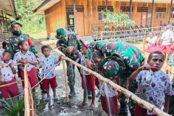 Saat Satgas TNI mengajarkan pola hidup sehat pada anak perbatasan