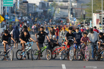 Aktivitas Warga di Jembatan Suroboyo