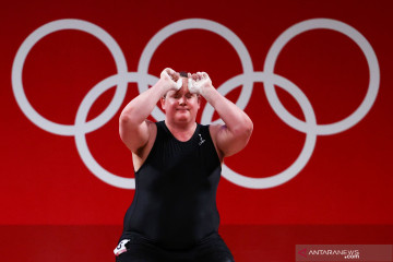 Cetak sejarah sebagai Olympian transgender, Hubbard tersingkir dini