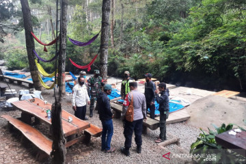 Satgas bongkar tenda di wisata perkemahan Kabupaten Bandung