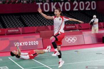 Aksi selebrasi Greysia/Apriyani usai menggondol medali emas Olimpiade Tokyo