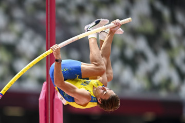 Mondo Duplantis kampiun lompat galah, gondol emas Tokyo 2020