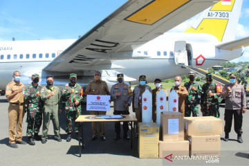 Wakil Gubernur Papua Barat jemput oksigen dan APD bantuan BNPB
