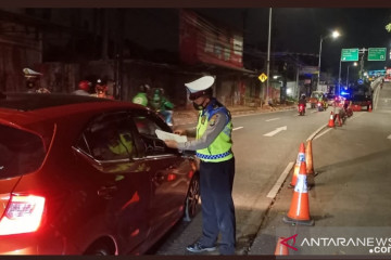 Polri lakukan penyekatan lalu lintas di Jakarta dalam pelaksanaan PPKM