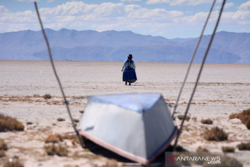 Danau kedua terbesar di Bolivia mengering