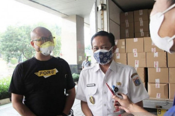 Pemkot Jaksel bagikan 300 paket sembako untuk PKL