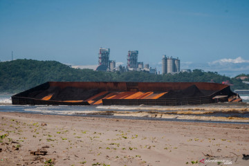 Kapal tongkang terdampar di Pantai Bayah, Lebak