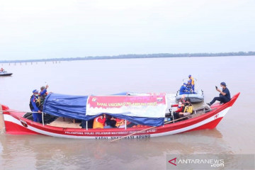 Percepatan vaksinasi di Tanjab Barat gunakan ambulans air