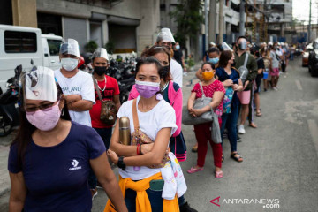 Antrean vaksinasi COVID-19 jelang penerapan pembatasan di Manila