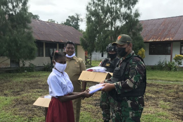 Satgas TNI beri baju seragam sekolah untuk siswa perbatasan