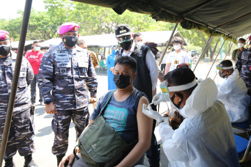 Pasukan Marinir 2 gelar serbuan vaksinasi di Kenpark Surabaya