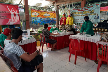 Kelurahan Grogol Utara sediakan sembako bagi warganya yang ikut vaksin