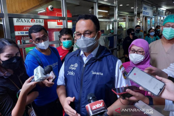 Anies larang pejabat syaratkan vaksinasi untuk pengambilan bansos