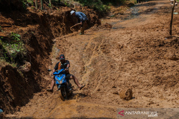 Jalan antardesa di Lebak tertimbun longsor