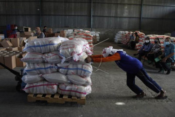 Distribusi paket bantuan sembako