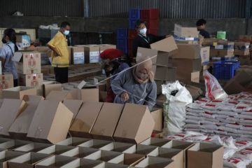 Distribusi paket bantuan sembako