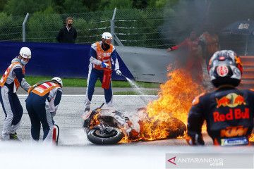 Kecelakaan Pedrosa dan Savadori, Grand Prix Styria terhenti sementara