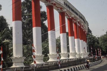 Lawang Salapan dibalut bendera merah putih