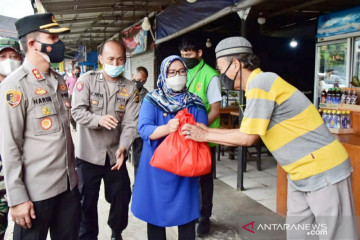 Kapolres-Bupati Bogor bagikan paket sembako ke PKL di Puncak