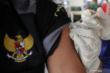 Vaksinasi COVID-19 massal di Surabaya