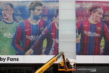 Baliho dengan foto Lionel Messi di Camp Nou dibongkar