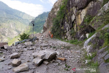 Operasi penyelamatan di lokasi longsor Distrik Kinnaur India