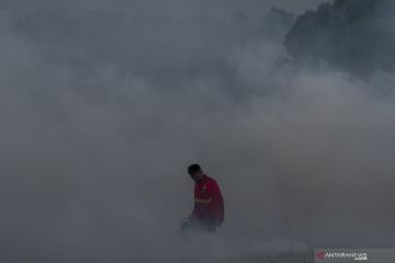 Pemadaman Kebakaran Lahan di Desa Rawa Jaya Pemulutan