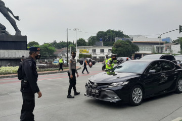 Petugas putar balik ratusan kendaraan pelanggar aturan ganjil-genap