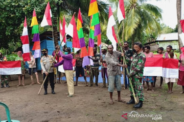 TNI/Polri dan tokoh masyarakat kibarkan merah putih di perbatasan PNG