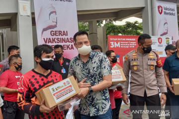 Dua artis ajak warga ikut "Vaksinasi Merdeka" di Kembangan