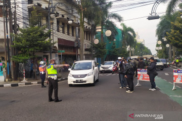 Polisi uji coba sekat ganjil-genap kendaraan di Kota Bandung