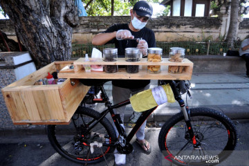Tak kenal menyerah saat pandemi, karyawan hotel di Bali berjualan kopi keliling dengan sepeda