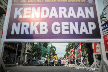 Uji coba aturan ganjil genap di jalan Asia-Afrika Bandung