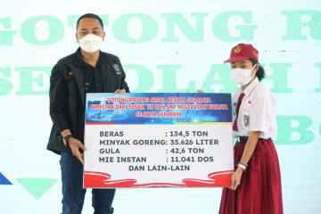 Pelajar SD-SMP se-Surabaya serahkan bantuan penanganan COVID-19
