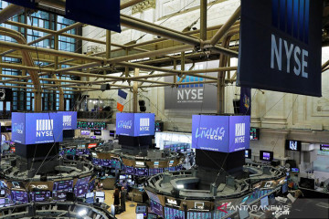 Wall Street sedikit menguat di tengah data suram