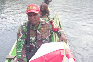 Aparat TNI di Yapen gunakan perahu bagi bendera Merah Putih ke warga