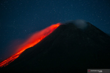 Gunung Merapi luncurkan guguran lava pijar sejauh 2 km