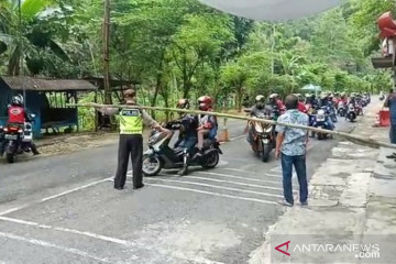 Petugas retribusi di Gunung Kidul halau ribuan wisatawan yang masuk