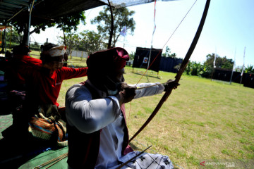 Lomba panahan tradisional sambut HUT RI