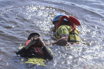 Pelatihan pertolongan di dalam air