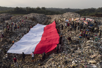 Aktivis lingkungan bentangkan bendera merah putih raksasa di TPA Sampah