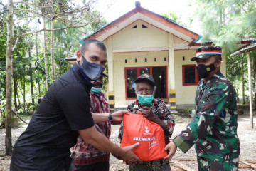 TNI di Mimika membagikan sembako kepada warga sambut HUT ke-76 RI