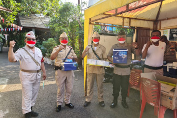 HUT RI, petugas vaksin Polsek Pasar Rebo berkostum pejuang kemerdekaan